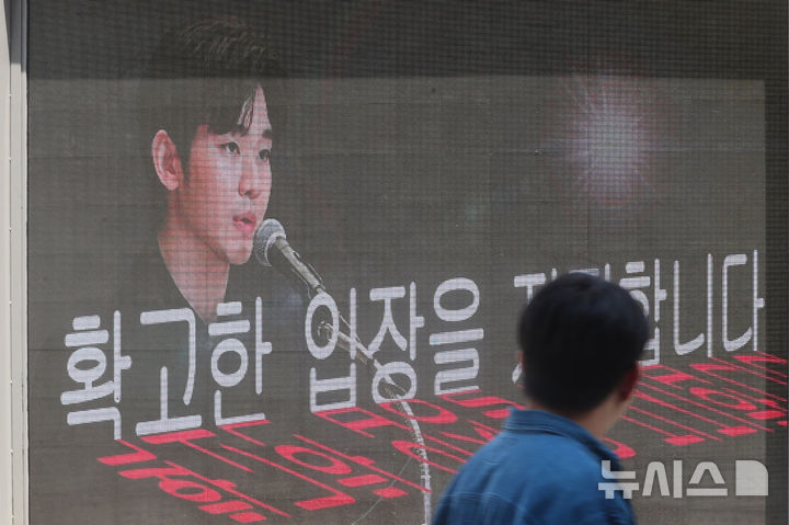 김새론 유족 기자회견근처에 세워진 응원트럭 | 인스티즈