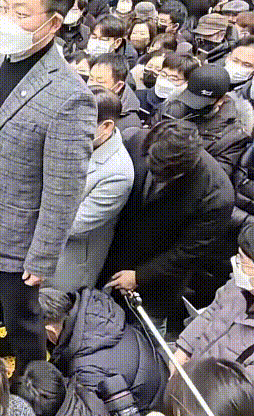 이재명 후보랑 옷색이 겹쳐서 겉옷 벗은 전직 수행실장 한준호 | 인스티즈