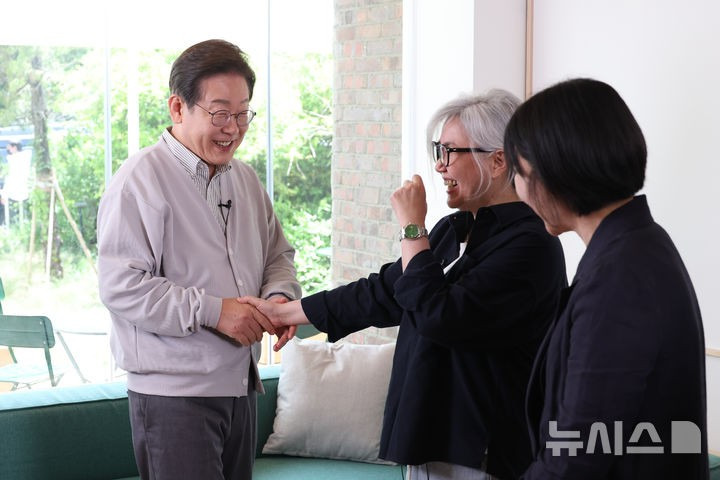 악수하는 이재명-김은숙 | 인스티즈