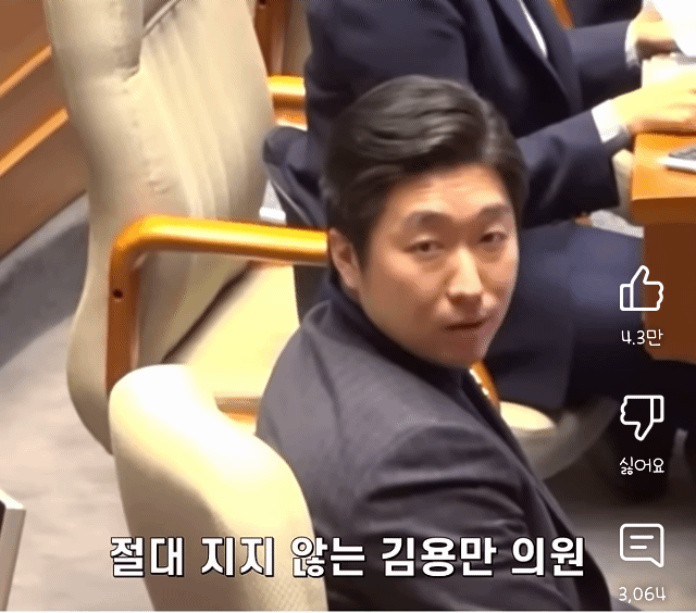 이재명 후보랑 옷색이 겹쳐서 겉옷 벗은 전직 수행실장 한준호 | 인스티즈