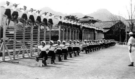 옛날 국민학교 운동장에 있던 살인 놀이기구들 | 인스티즈