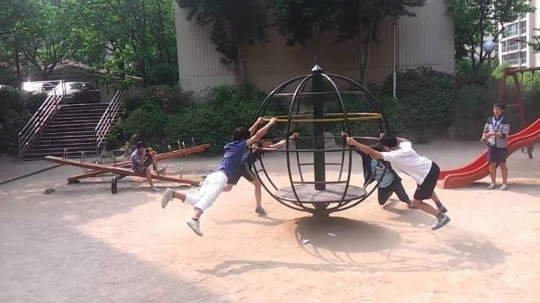 옛날 국민학교 운동장에 있던 살인 놀이기구들 | 인스티즈
