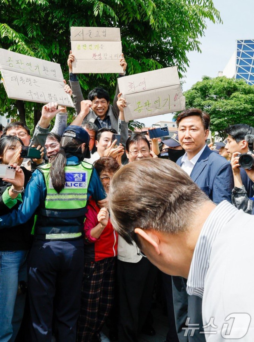 '공판연기 환영' 지지자 향해 인사하는 이재명 | 인스티즈