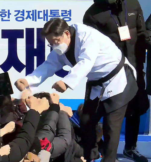 이재명 후보랑 옷색이 겹쳐서 겉옷 벗은 전직 수행실장 한준호 | 인스티즈