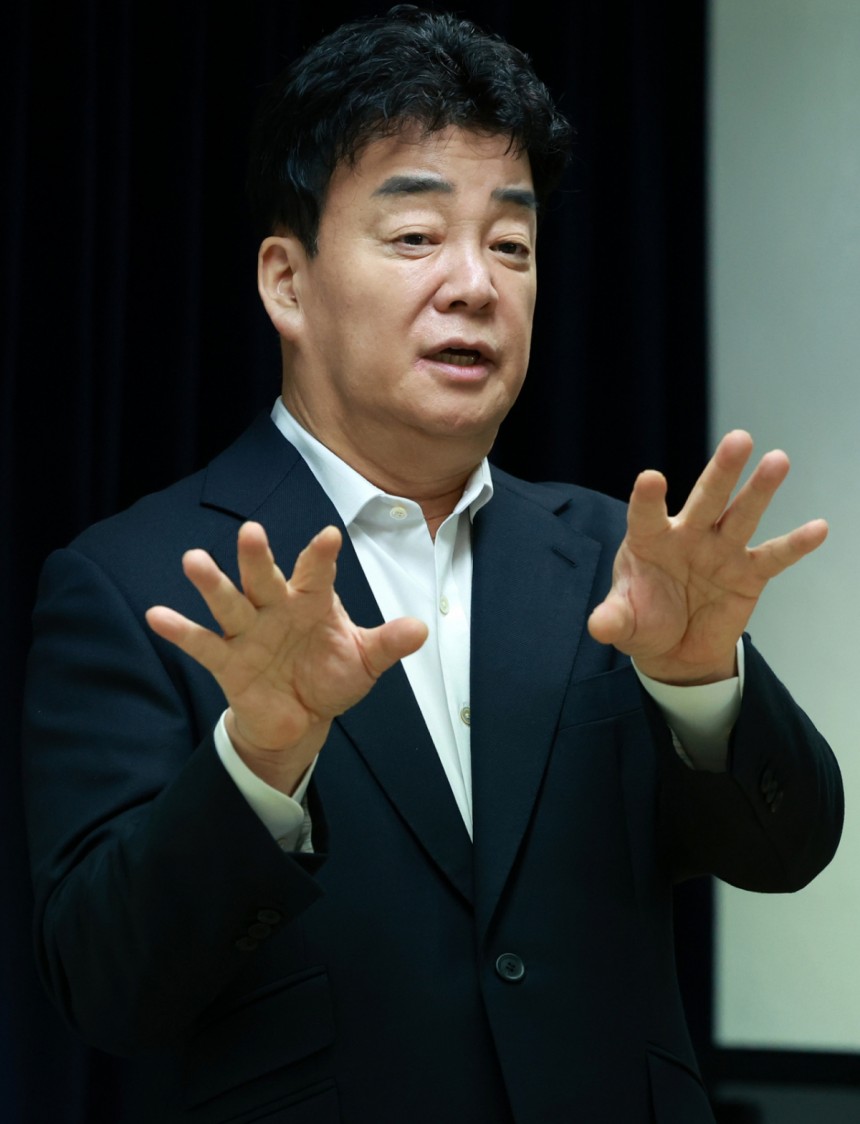  2200억 쌓아둔 더본…백종원 20억 가져갈때 가맹점 폐업 위기