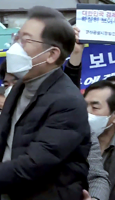 이재명 후보랑 옷색이 겹쳐서 겉옷 벗은 전직 수행실장 한준호 | 인스티즈