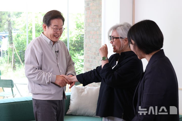 악수하는 이재명-김은숙 | 인스티즈