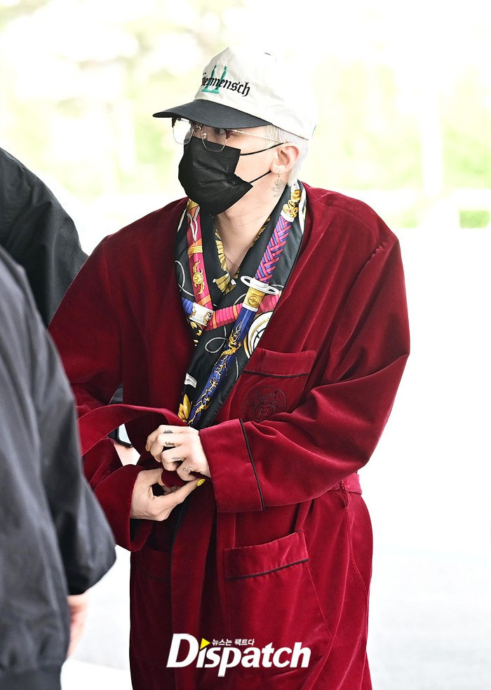  오늘자 지디 출국 기사 사진.jpg