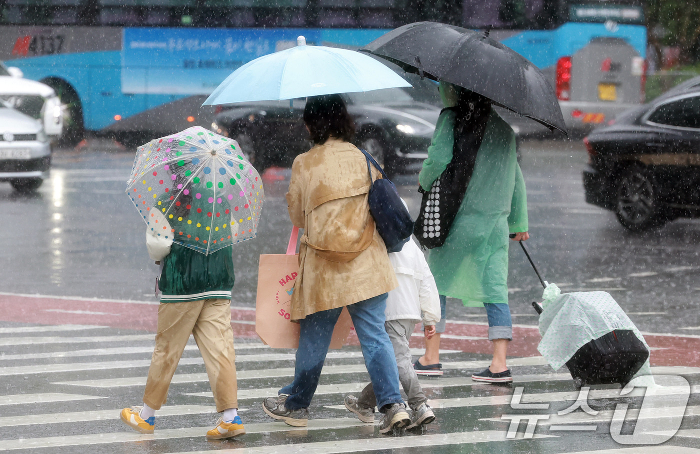  주말 최대 200㎜ 올봄 최대 &apos;물폭탄&apos;…이후 점차 초여름 전환