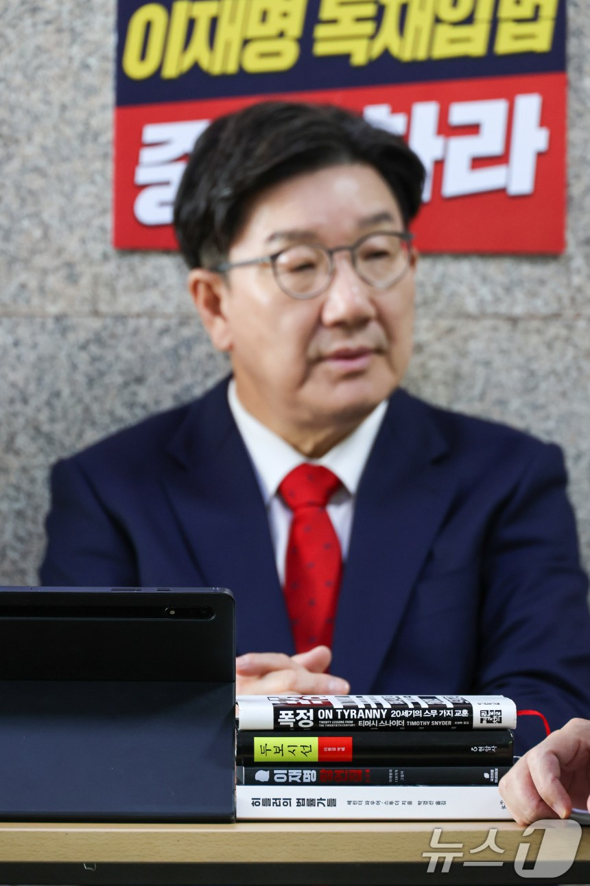 단식중인 권성동 원내대표가 읽는 책은... '이재명 망언집' | 인스티즈