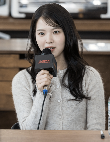  최명빈, 관객들과의 만남…&apos;캐리어를 끄는 소녀&apos; 열연