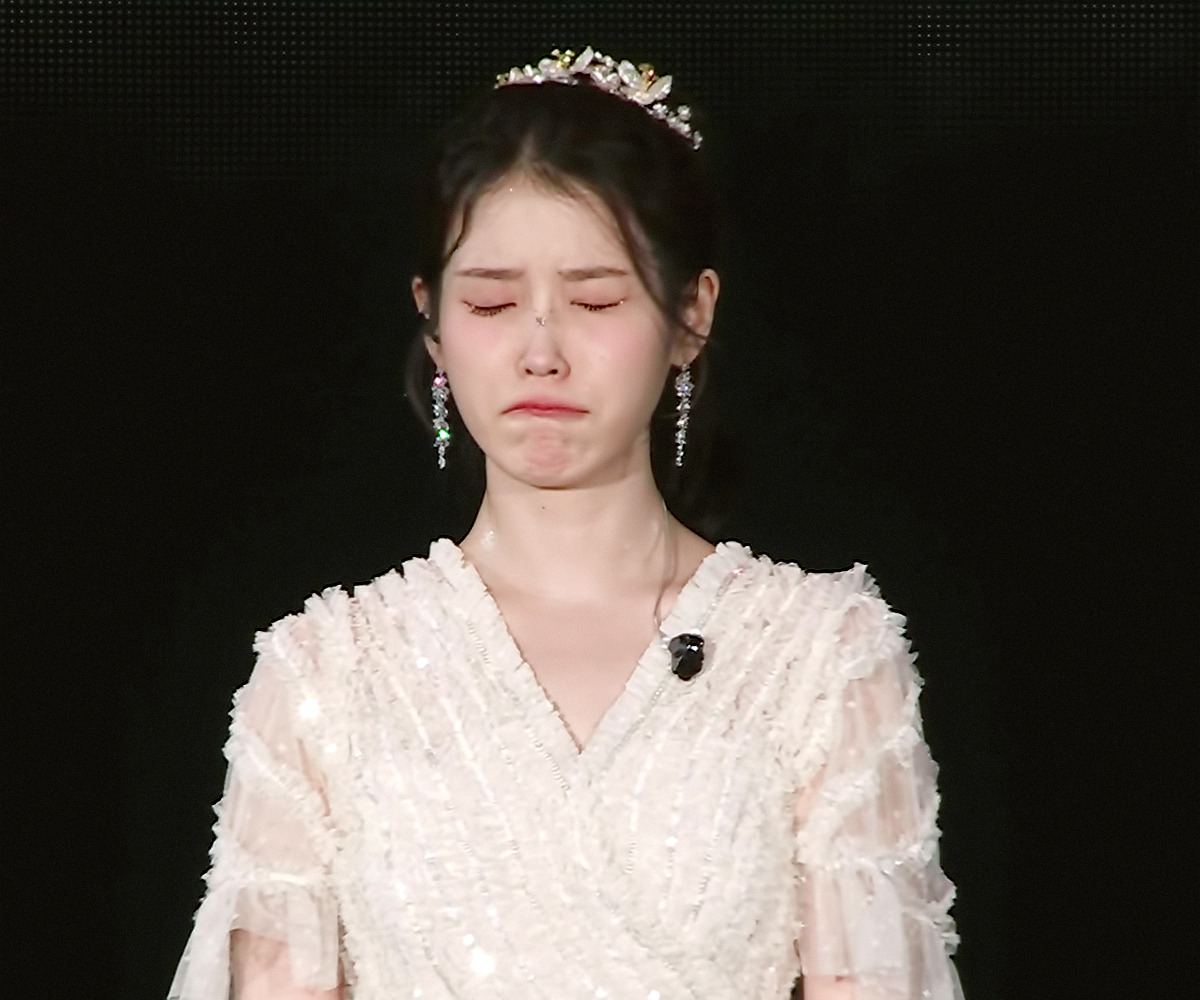 11년만에 만난 팬때문에 눈물터진 아이유.twt | 인스티즈