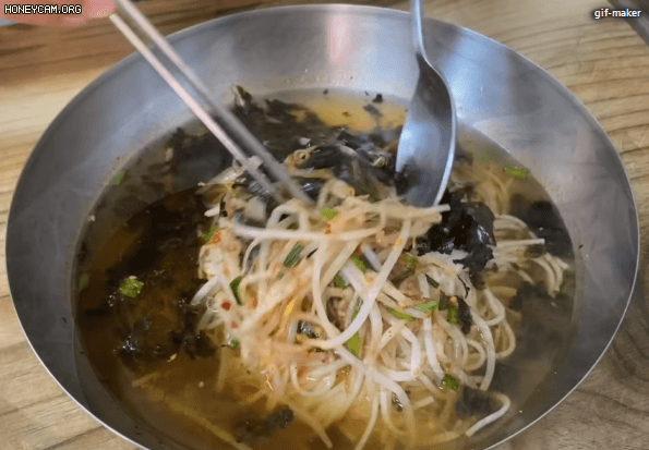 출출할때 먹으면 더 짱맛인 잔치국수.gif | 인스티즈
