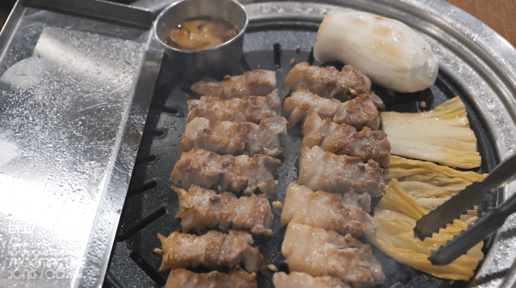비 오는 날에는 삼겹살.gif | 인스티즈
