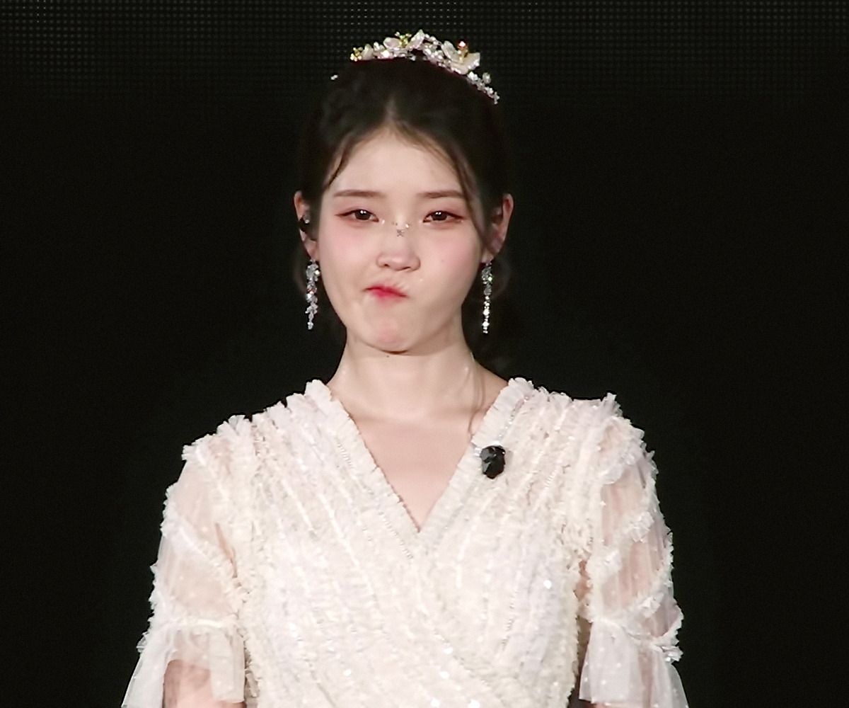 11년만에 만난 팬때문에 눈물터진 아이유.twt | 인스티즈