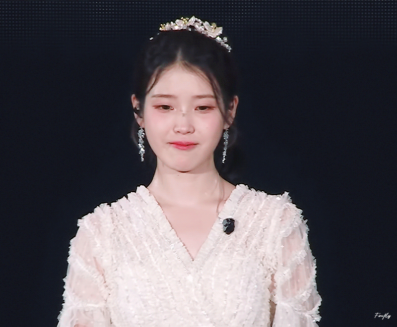 11년만에 만난 팬때문에 눈물터진 아이유.twt | 인스티즈