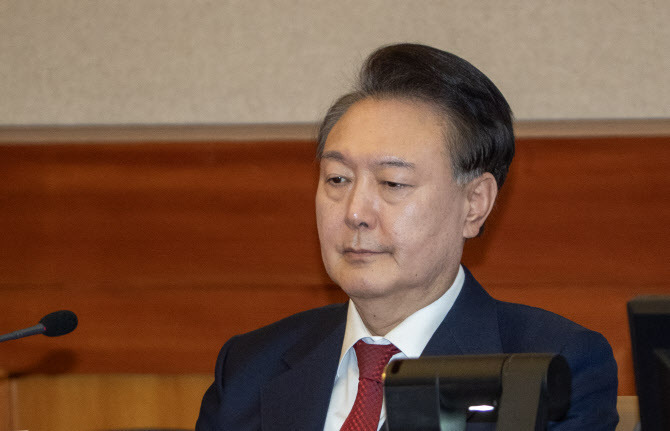 국민의힘 후보 교체 사태에 입 뗀 尹…이제 단결해야