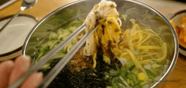 출출할때 먹으면 더 짱맛인 잔치국수.gif | 인스티즈