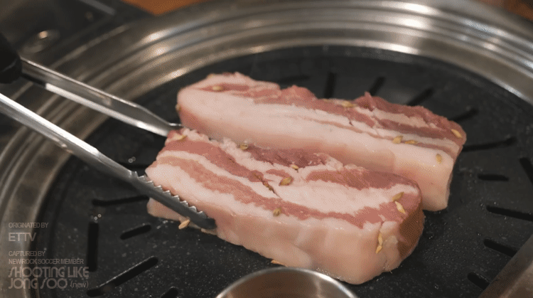 비 오는 날에는 삼겹살.gif | 인스티즈