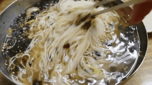 출출할때 먹으면 더 짱맛인 잔치국수.gif | 인스티즈