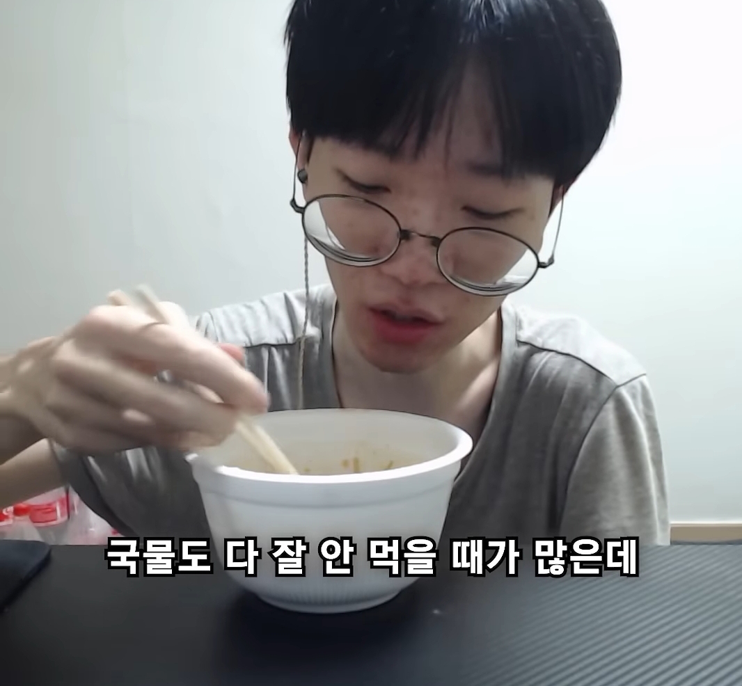 요새 한입거리만 먹고 매번 배불러 죽을려고 하는 한 남자 유튜버 | 인스티즈