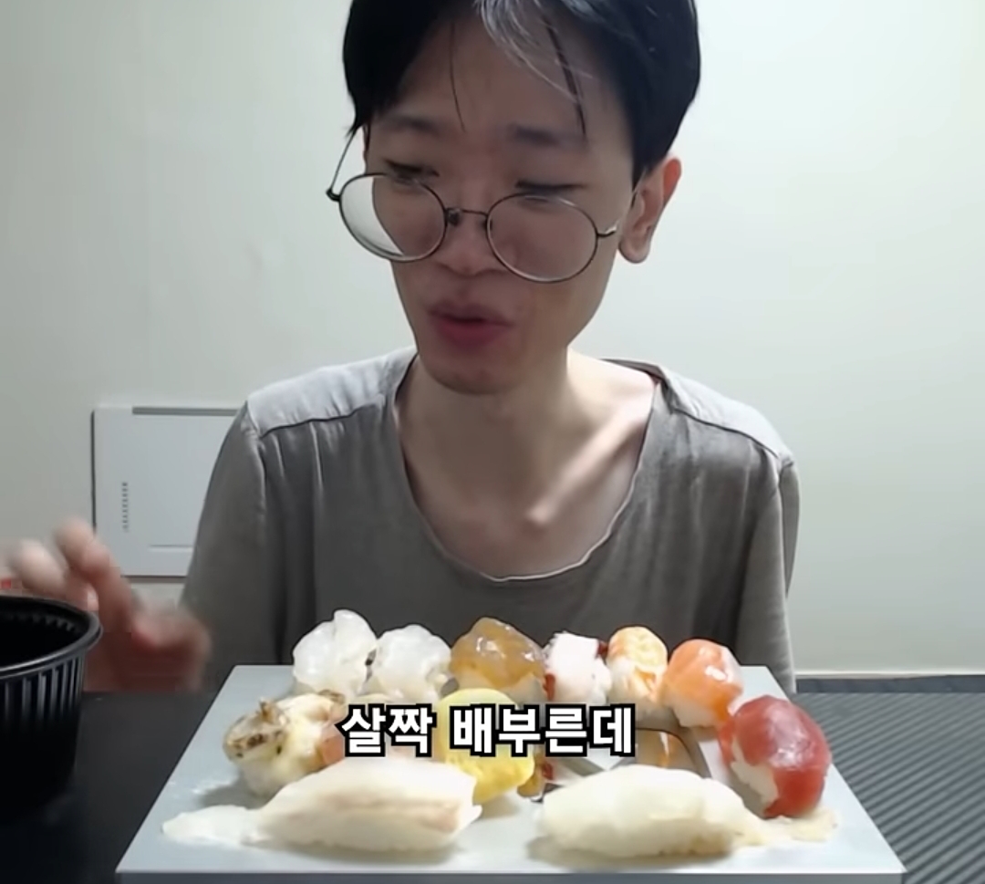 요새 한입거리만 먹고 매번 배불러 죽을려고 하는 한 남자 유튜버 | 인스티즈