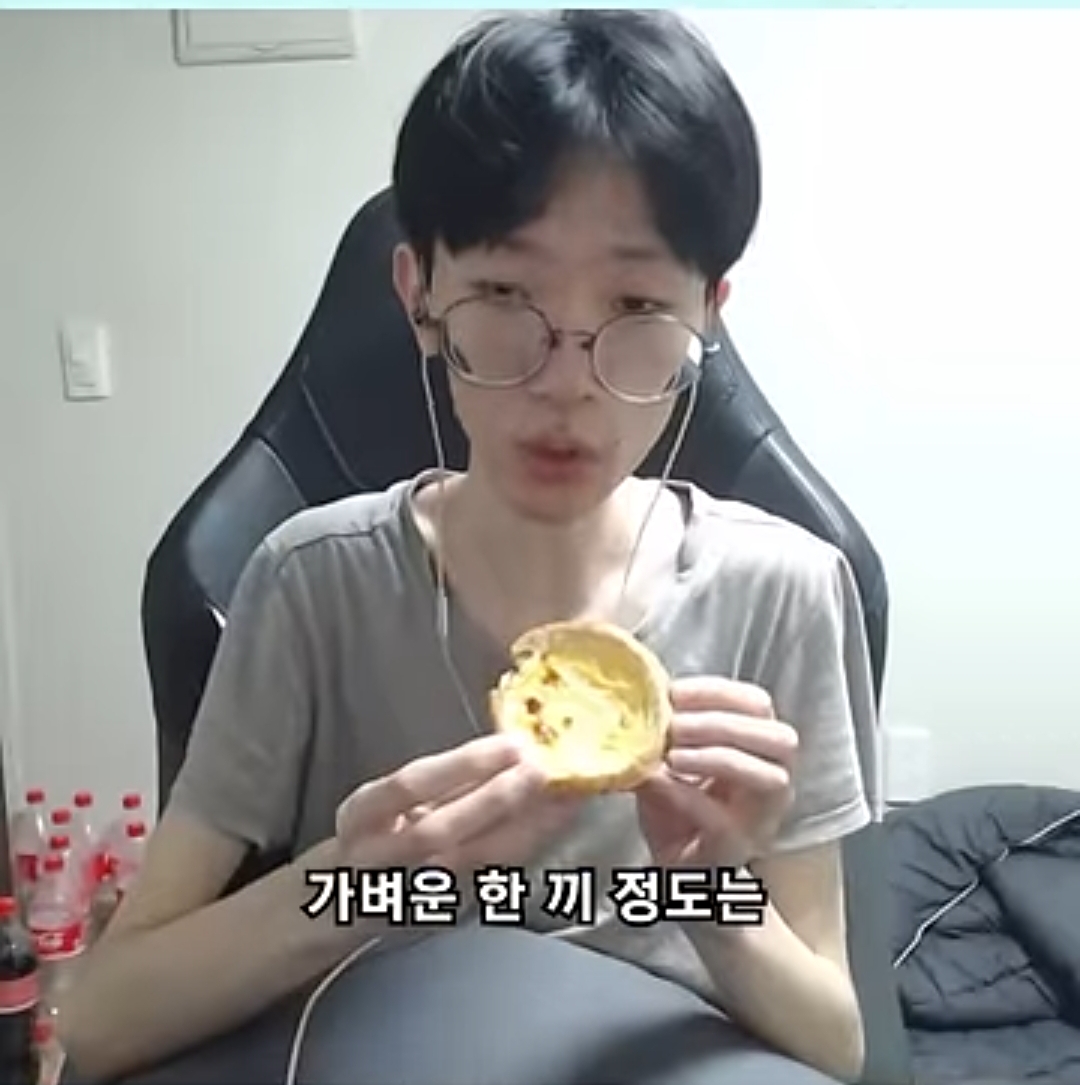 요새 한입거리만 먹고 매번 배불러 죽을려고 하는 한 남자 유튜버 | 인스티즈