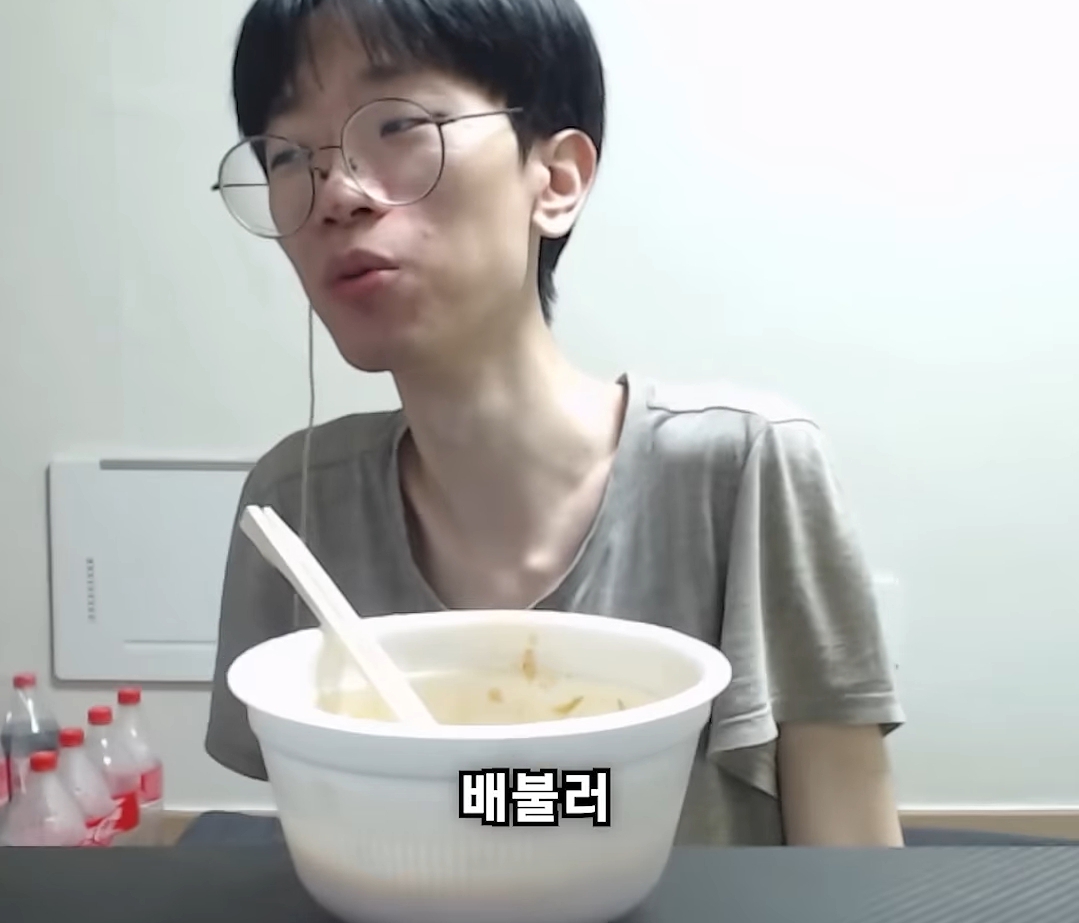 요새 한입거리만 먹고 매번 배불러 죽을려고 하는 한 남자 유튜버 | 인스티즈