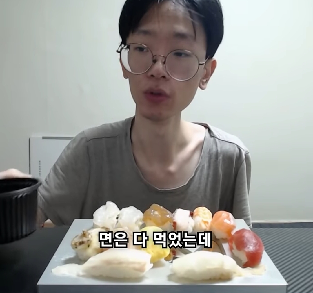 요새 한입거리만 먹고 매번 배불러 죽을려고 하는 한 남자 유튜버 | 인스티즈