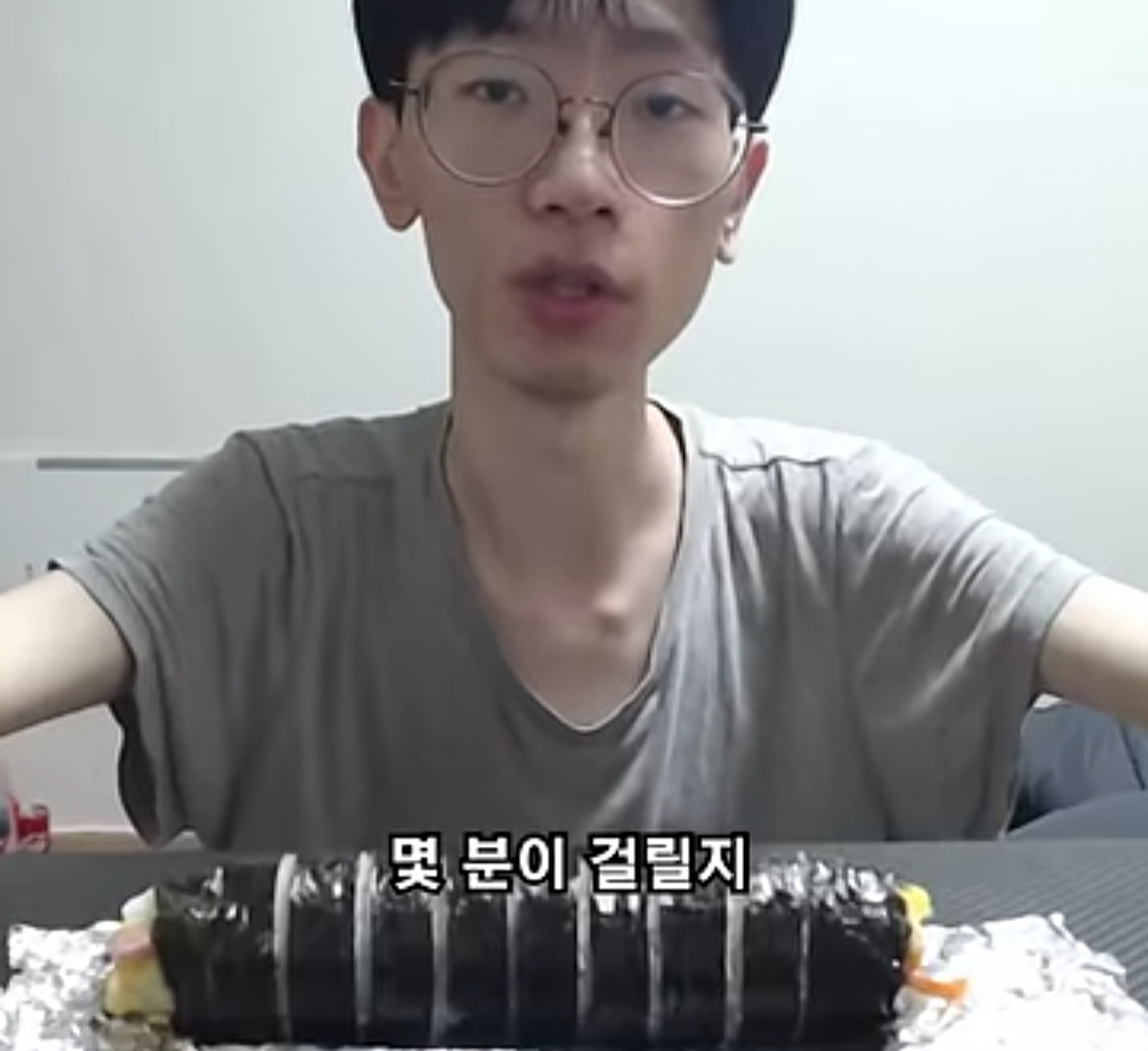 요새 한입거리만 먹고 매번 배불러 죽을려고 하는 한 남자 유튜버 | 인스티즈