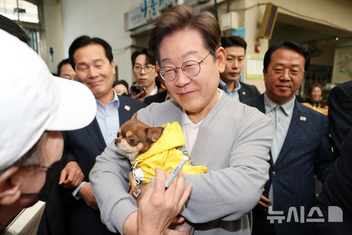 강아지 품에 안은 이재명 후보 | 인스티즈