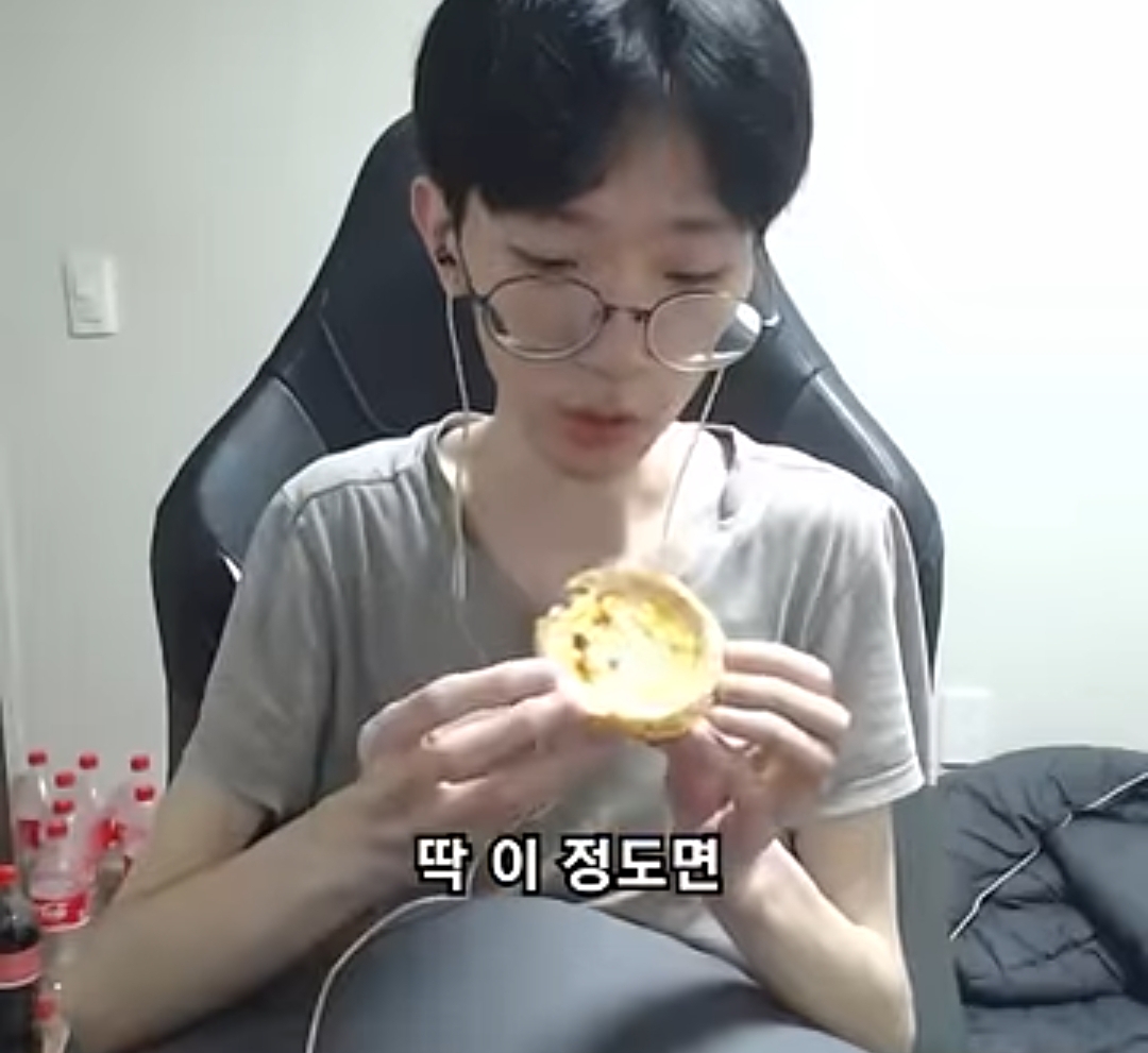 요새 한입거리만 먹고 매번 배불러 죽을려고 하는 한 남자 유튜버 | 인스티즈