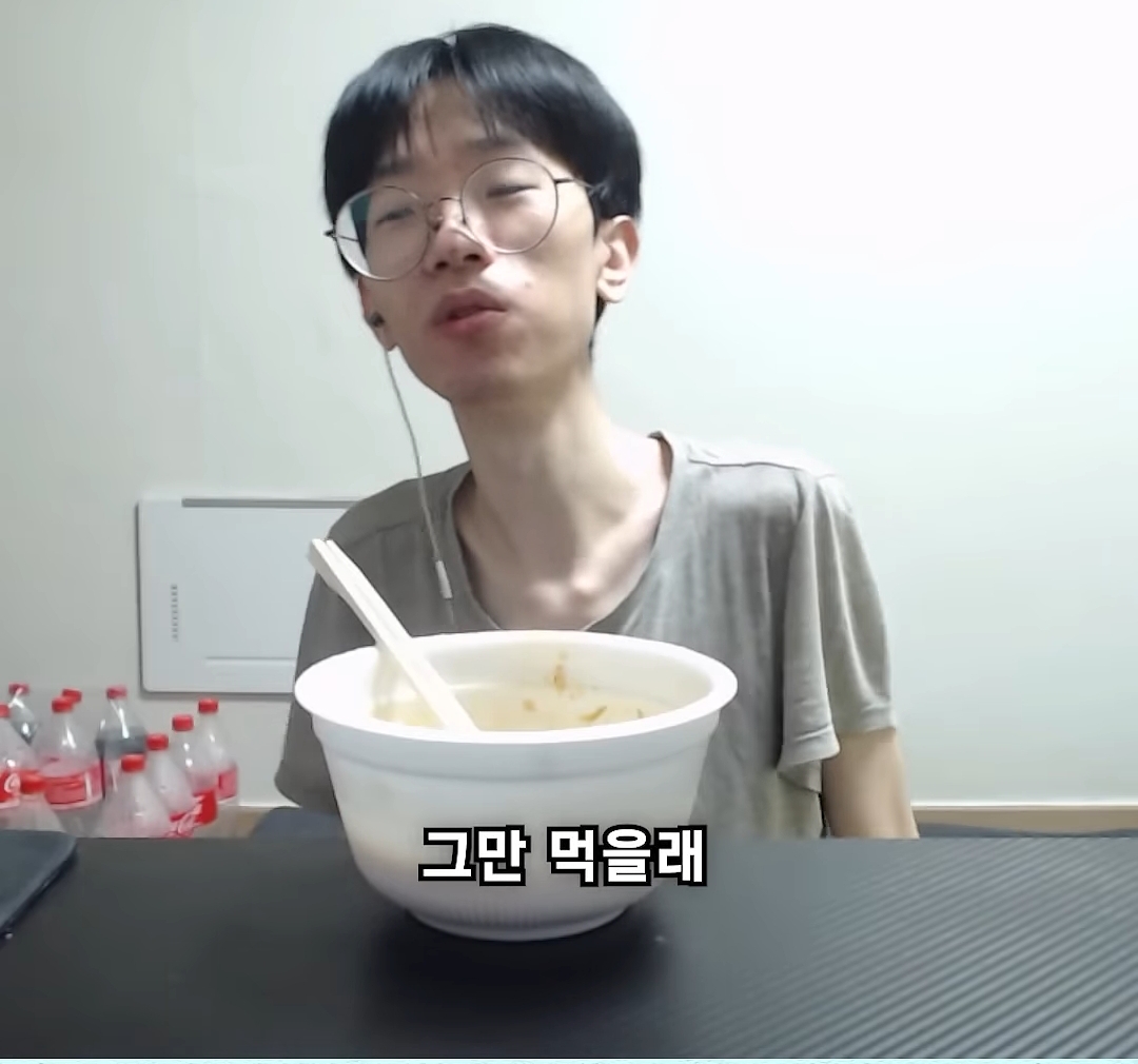 요새 한입거리만 먹고 매번 배불러 죽을려고 하는 한 남자 유튜버 | 인스티즈