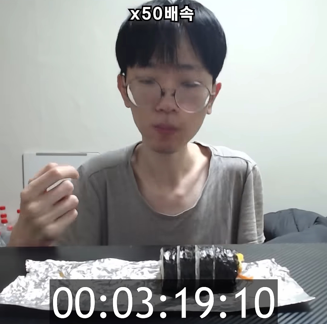 요새 한입거리만 먹고 매번 배불러 죽을려고 하는 한 남자 유튜버 | 인스티즈