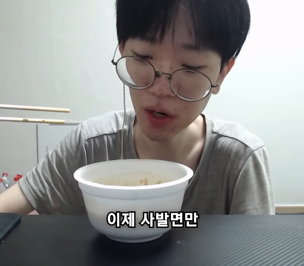 요새 한입거리만 먹고 매번 배불러 죽을려고 하는 한 남자 유튜버 | 인스티즈