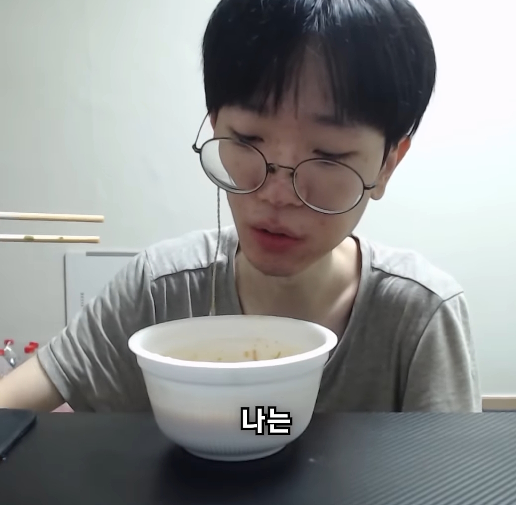 요새 한입거리만 먹고 매번 배불러 죽을려고 하는 한 남자 유튜버 | 인스티즈