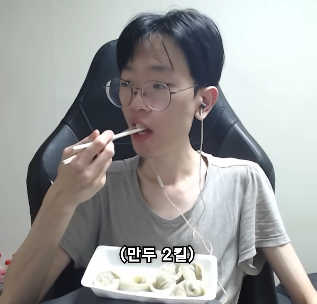 요새 한입거리만 먹고 매번 배불러 죽을려고 하는 한 남자 유튜버 | 인스티즈