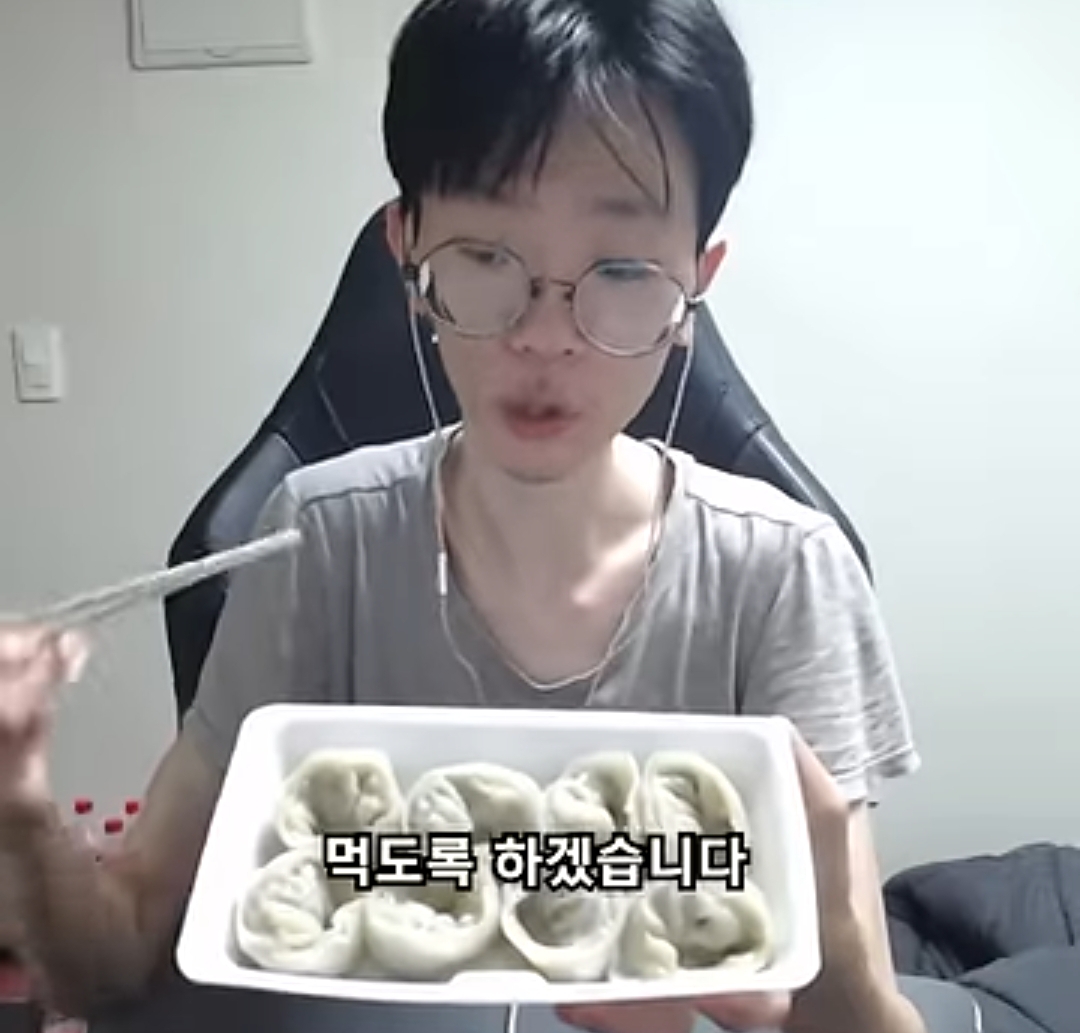 요새 한입거리만 먹고 매번 배불러 죽을려고 하는 한 남자 유튜버 | 인스티즈