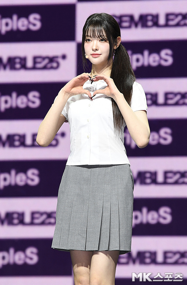 한국식 교복입고 쇼케이스 중인 트리플에스 | 인스티즈