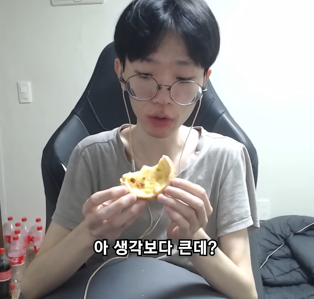 요새 한입거리만 먹고 매번 배불러 죽을려고 하는 한 남자 유튜버 | 인스티즈