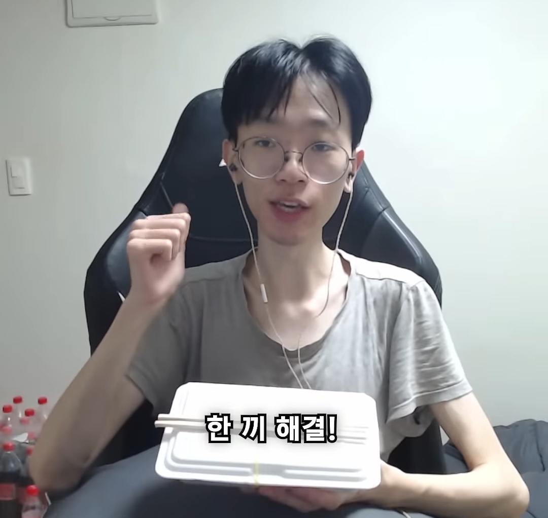 요새 한입거리만 먹고 매번 배불러 죽을려고 하는 한 남자 유튜버 | 인스티즈
