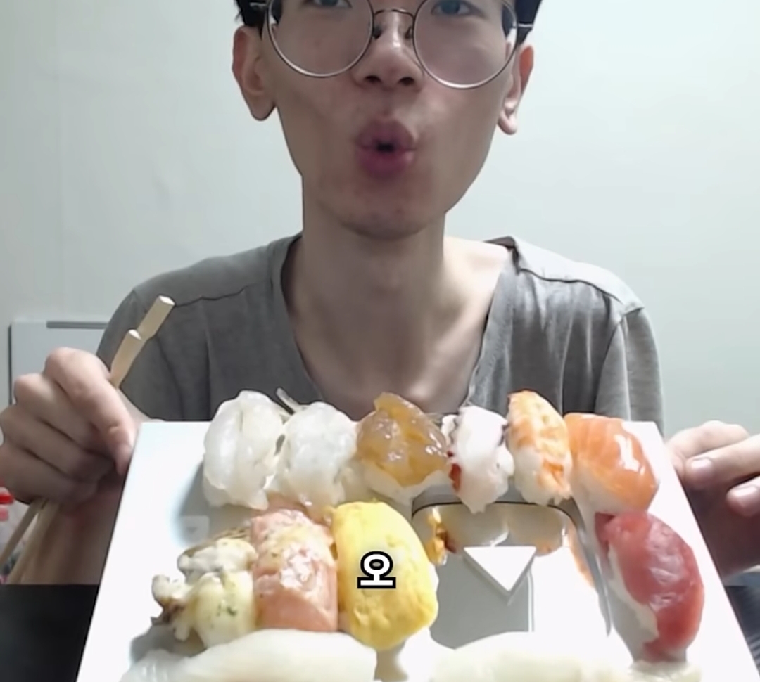 요새 한입거리만 먹고 매번 배불러 죽을려고 하는 한 남자 유튜버 | 인스티즈