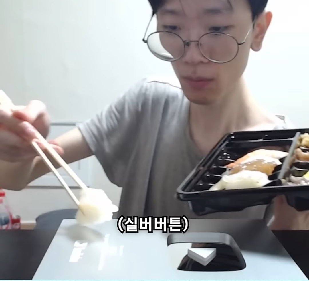요새 한입거리만 먹고 매번 배불러 죽을려고 하는 한 남자 유튜버 | 인스티즈