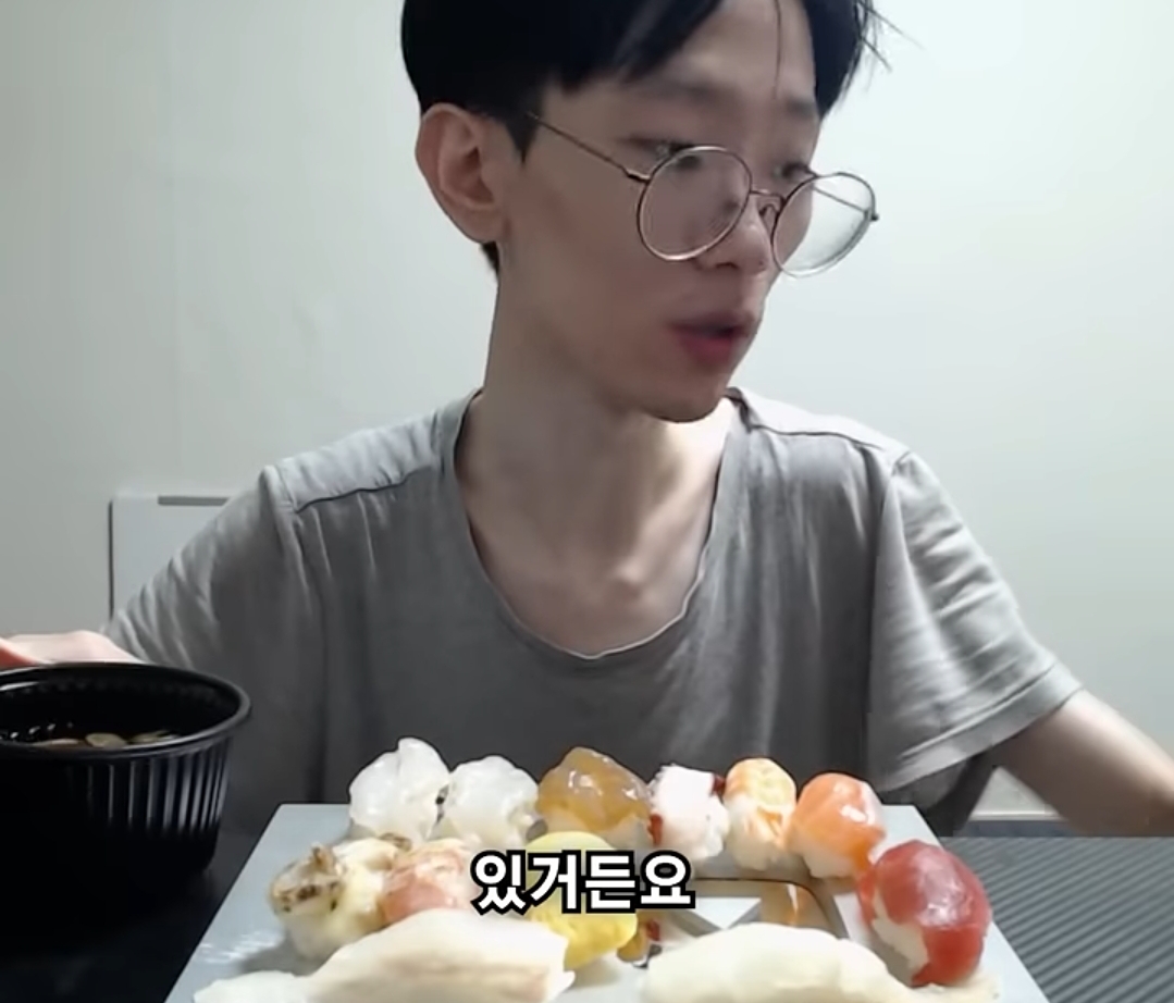 요새 한입거리만 먹고 매번 배불러 죽을려고 하는 한 남자 유튜버 | 인스티즈