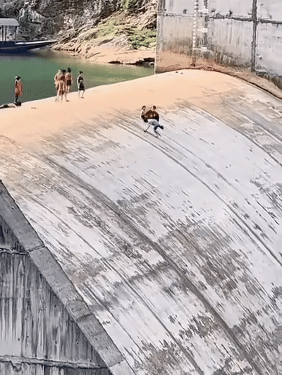  위험하게 노는 아이들.gif