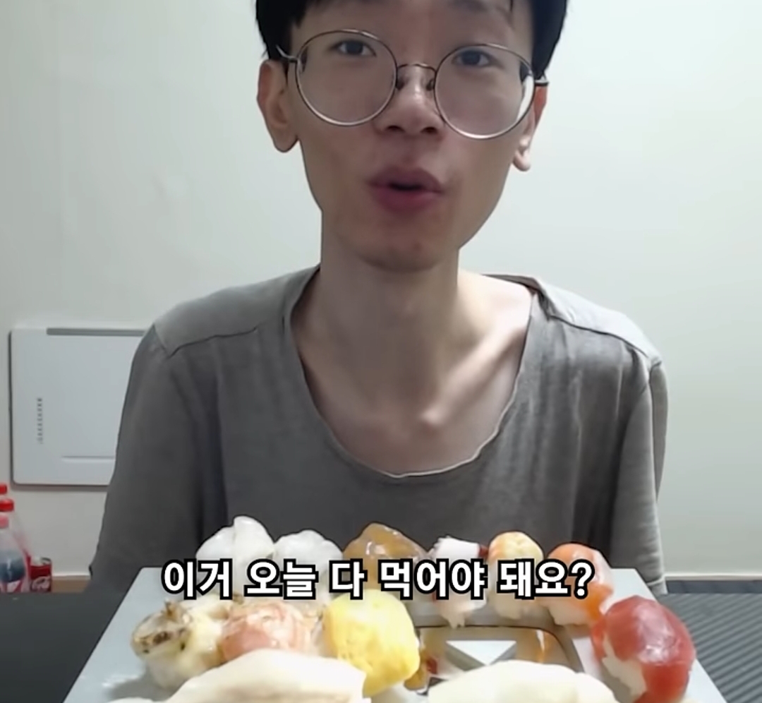 요새 한입거리만 먹고 매번 배불러 죽을려고 하는 한 남자 유튜버 | 인스티즈