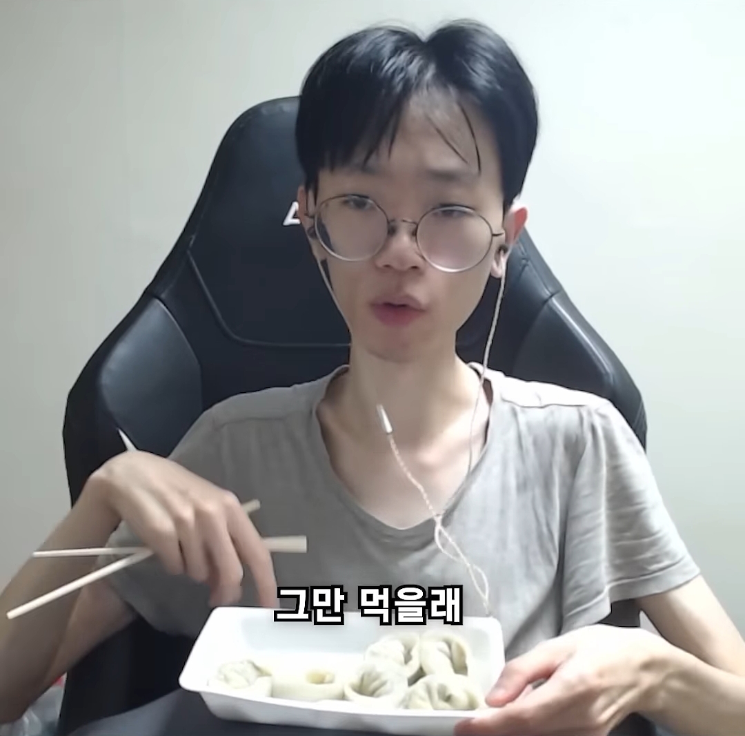 요새 한입거리만 먹고 매번 배불러 죽을려고 하는 한 남자 유튜버 | 인스티즈