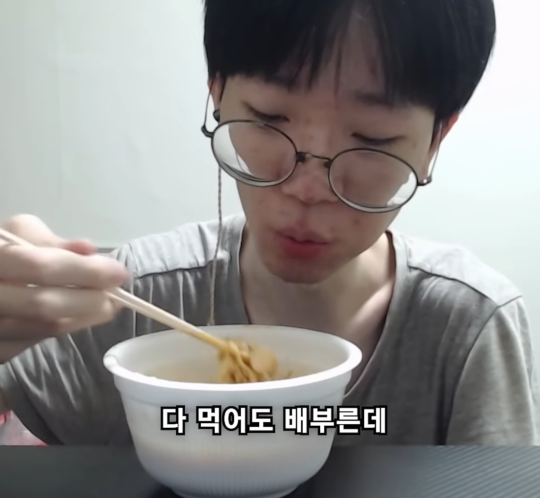 요새 한입거리만 먹고 매번 배불러 죽을려고 하는 한 남자 유튜버 | 인스티즈