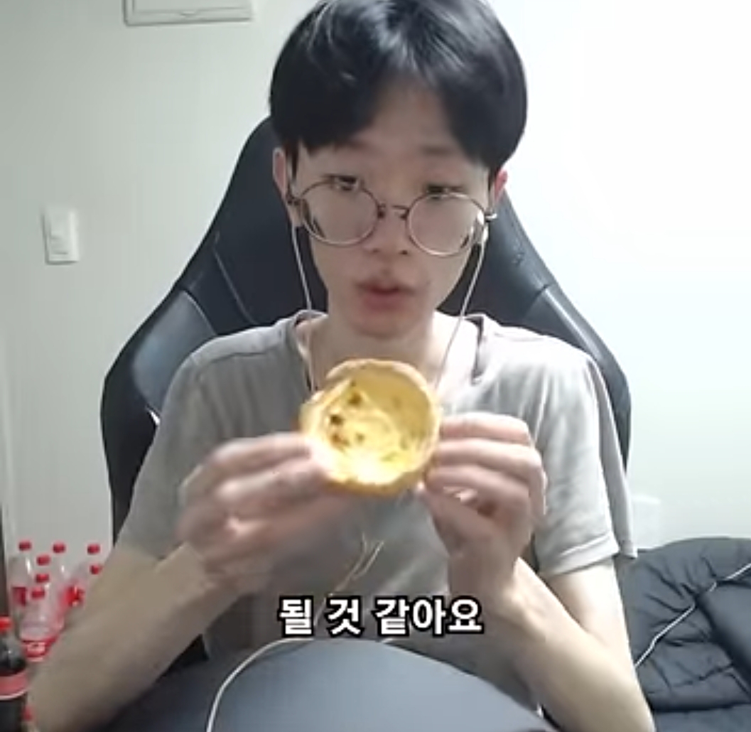 요새 한입거리만 먹고 매번 배불러 죽을려고 하는 한 남자 유튜버 | 인스티즈