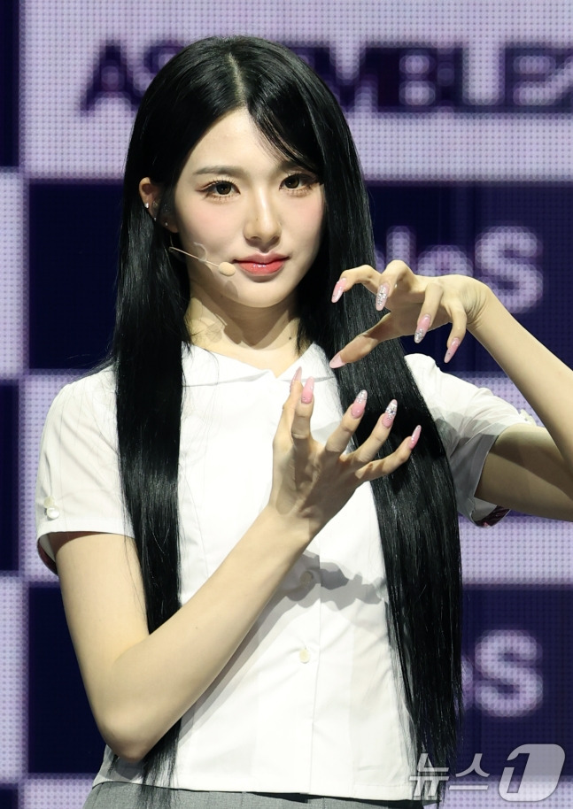 오늘자 단체 교복 입고 쇼케이스 하는 트리플에스 | 인스티즈